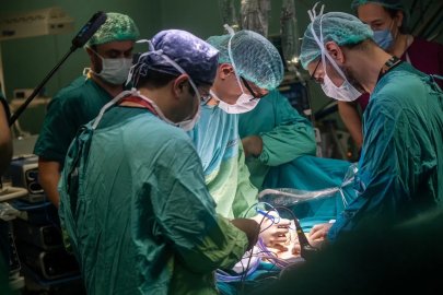 Henüz doğmamış bebeklere anne karnında operasyon gerçekleştirildi
