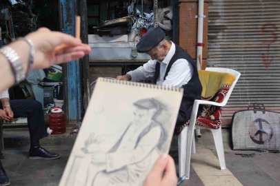 Cizreli öğretmen, unutulmaya yüz tutan meslek ustalarını karakalem çalışmasıyla resmediyor
