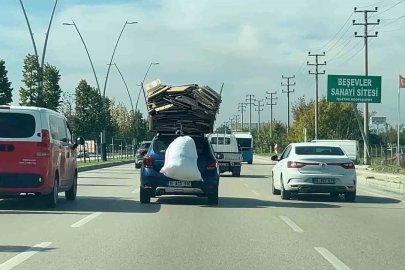 Bursa’da otomobilin üzerine yüklediği kartonlarla trafikte ilerledi
