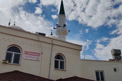 Yıldırımın isabet ettiği camide elektronik eşyalar kullanılamaz hale geldi
