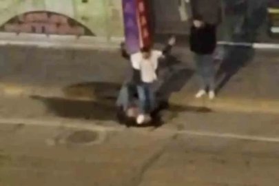 Yerdeki kişinin yüzüne ayağıyla bastı: Şiddet anları kamerada
