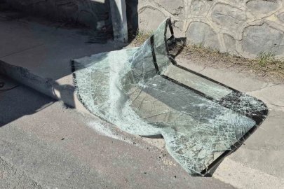 Sultangazi’de İETT otobüsü istinat duvarına çarptı: 4 yaralı
