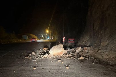 Kemaliye Taş Yolu’nda kaya düşmesine müdahale edildi