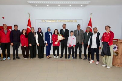 Üzümlü’de başarılı güreşçiler kaymakamlıkta ağırlandı