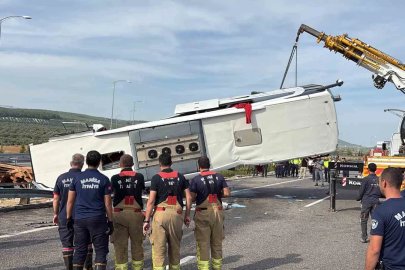 Manisa’daki feci kazada araçlar çekiciyle kaldırılıyor
