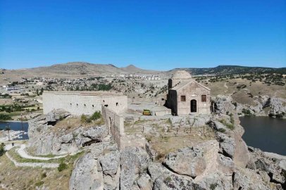 Yüksek Kilise yerli ve yabancı turistleri ağırlamaya devam ediyor
