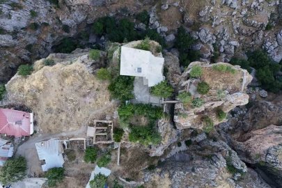 Bu evi gören bir daha bakıyor: Farklı kayalardaki ev ve bahçesine köprü ile ulaşım sağlanıyor
