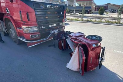 Kamyonla çarpışan elektrikli bisiklet 10 metre sürüklendi: 2 yaralı
