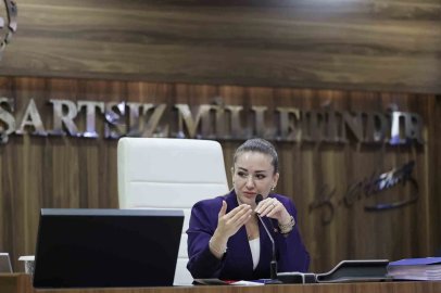 Büşra Özdemir’den AK Parti’ye geçeceği iddialarına yanıt: "Biraz daha nezaketli davranmalarını rica ediyorum"
