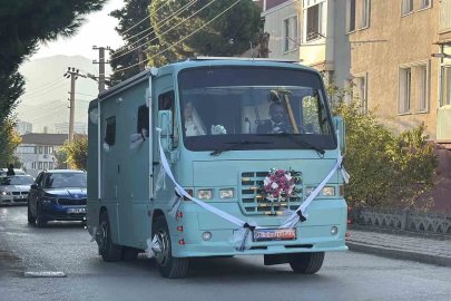 Eşinin hayali için 3 yıl uğraştı, düğününde gelin arabası yaptı
