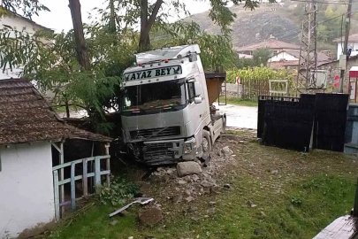 Yağışta kayan tır evin bahçesine girdi
