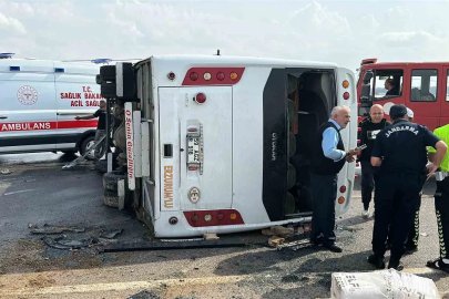 Antalya-Isparta Karayolunda yolcu midibüsü devrildi: 1’i ağır 17 yaralı
