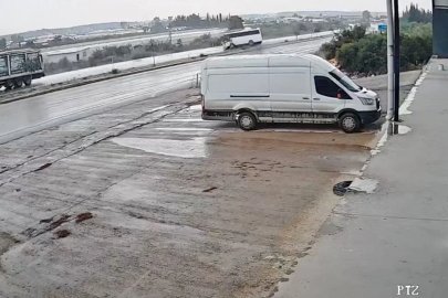 Antalya’da 17 kişinin yaralandığı midibüs kazası güvenlik kamerasında

