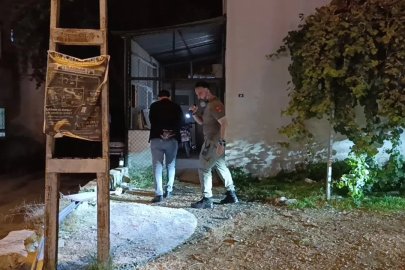 Plakasız motosikletle gelen şüpheli 1 kişiyi ayağından vurdu
