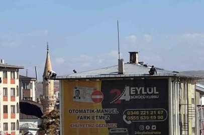 Sivas’ta 5 katlı binanın çatısında tehlikeli çalışma, yürekleri ağza getirdi
