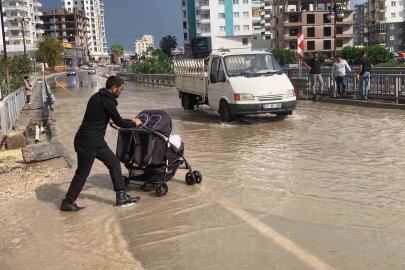 Mersin Erdemli’de sağanak yağış etkili oldu, su birikintileri oluştu
