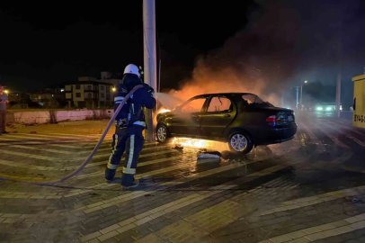 İki otomobil çarpıştı, elektrik direğine çarpan otomobil alev alev yandı: 2 yaralı

