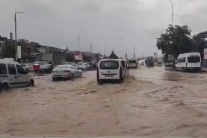 Gaziantep’te sağanak yağış sonrası yollar göle döndü
