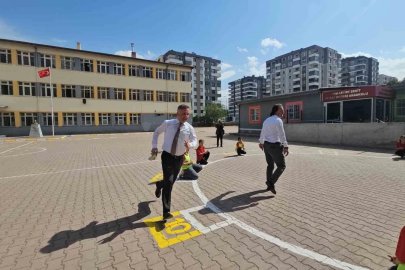 Milli eğitim müdürü "Maaarif’in heyecanını" öğrencilerle beraber yaşadı, oyun oynadı
