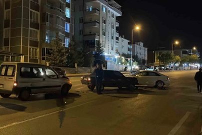 Karaman’da hafif ticari araç kaza yapan otomobile çarptı: 2 yaralı
