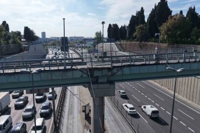 Edirnekapı Metrobüs durağında üst geçit çilesi: Geçici denildi, aylardır kapalı kaldı
