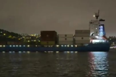 İstanbul Boğazı’nda arıza yaşayan gemi sürüklenerek ters döndü

