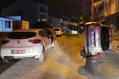 Arnavutköy’de otomobil, park halindeki araca çarpıp yan yattı
