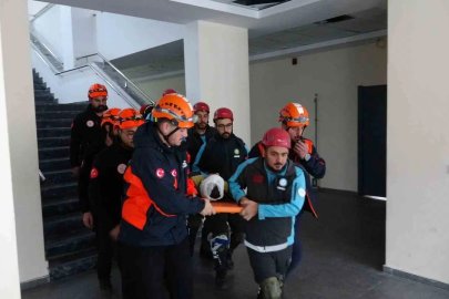 Kars’ta afet tatbikatı gerçeğini aratmadı: Minikler güvenli alanlara koştu

