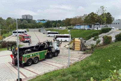 Eyüpsultan’da hafriyat kamyonu İSKİ’nin bahçesine yuvarlandı: 2 yaralı
