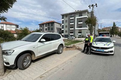 Karaman’da kontrolden çıkan cip kaldırımdaki ağacı devirdi
