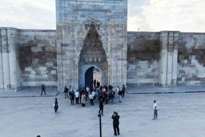 800 yıllık kervansaray yerli ve yabancı turistlerin ilgi odağı

