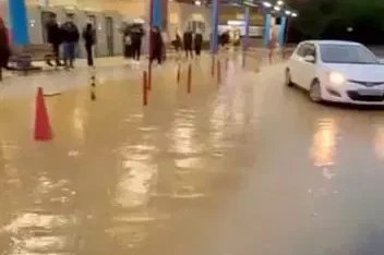 Başakşehir Olimpiyat Metro İstasyonu’nu su bastı vatandaşlar zor anlar yaşadı

