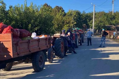 Sabahın ilk ışıklarında traktörleriyle uzun kuyruk oluşturuyorlar
