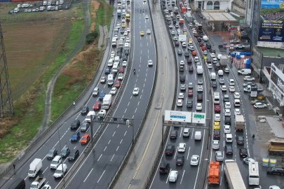 İstanbul’da yoğun trafik oluştu sürücüler ilerlemekte güçlük çekti
