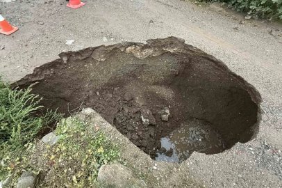 Biga’da sağanak yağışa dayanamayan yol çöktü

