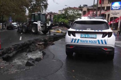 Eyüpsultan’da yol çöktü, trafik kilitlendi
