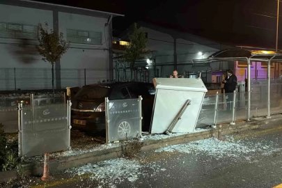 Eskişehir’de otomobil tramvay durağına daldı: 1 yaralı
