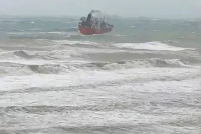 Sarıyer’de şiddetli fırtınada sürüklenen LPG tankeri böyle görüntülendi
