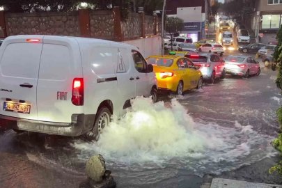 Şişli’de onlarca araç suyun ortasında kaldı
