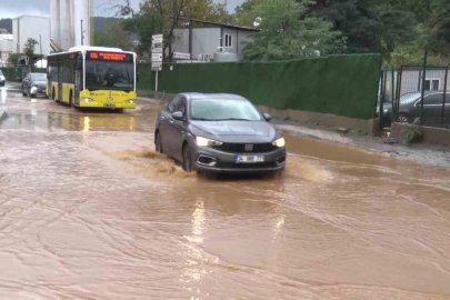 Beykoz’da caddeleri çamurlu su bastı
