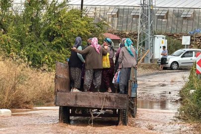 Bozyazı’da sağanak yağış: Seralar ve iş yerleri sular altında kaldı
