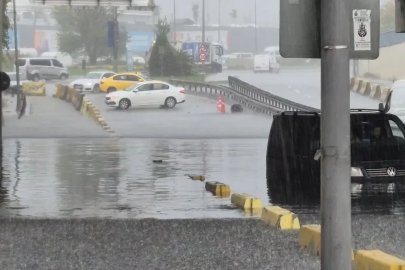 Sultangazi’de altı geçidi su bastı, araçlar mahsur kaldı
