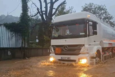 Beykoz’da şiddetli yağışta asfalt parçalandı: Çamurlu suya batan araçlar güçlükle ilerledi
