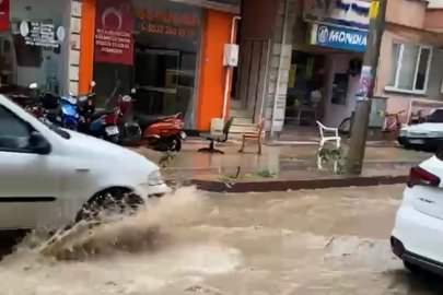 Erdek’te sağanak yağış sonrası Hükümet Caddesi göle döndü

