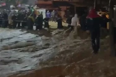 Sarıyer’de dere taştı, mahsur kalanlar halatlarla kurtarıldı
