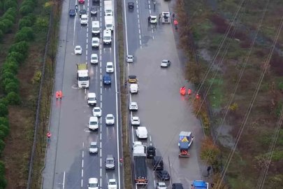 Mahmutbey-Habipler yolunda su baskını: Adeta trafik durdu
