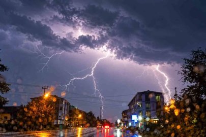 Düzce’de gece yarısı gök gürültülü sağanak yağış başladı

