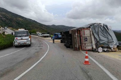 Saman balyası yüklü tır devrildi: 1 yaralı
