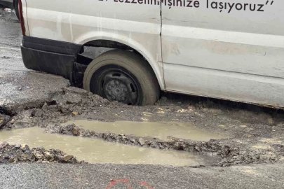 Arnavutköy’de yağış sonrası yol çöktü, hafif ticari araç çukura saplandı
