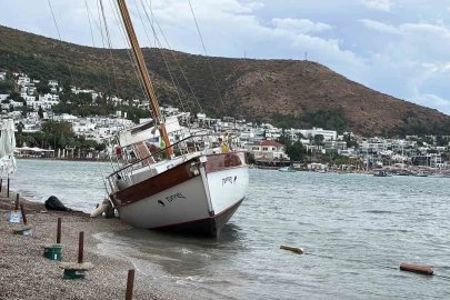 Bodrum’da 2,5 milyon TL’lik yelkenli karaya oturdu
